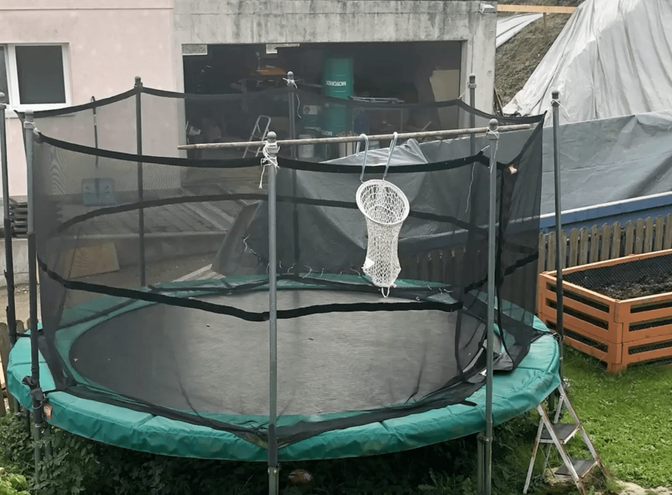 Trampolin und Münze
